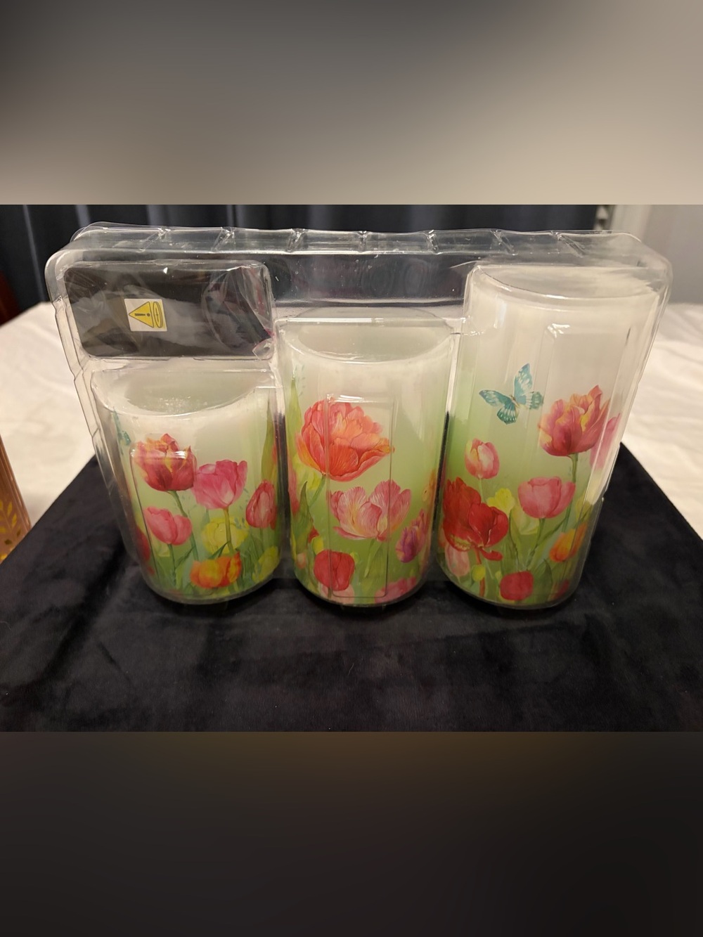NWT Floral Tulip Scented Pillar Candle Flameless Set (3 Candles) w/ remote